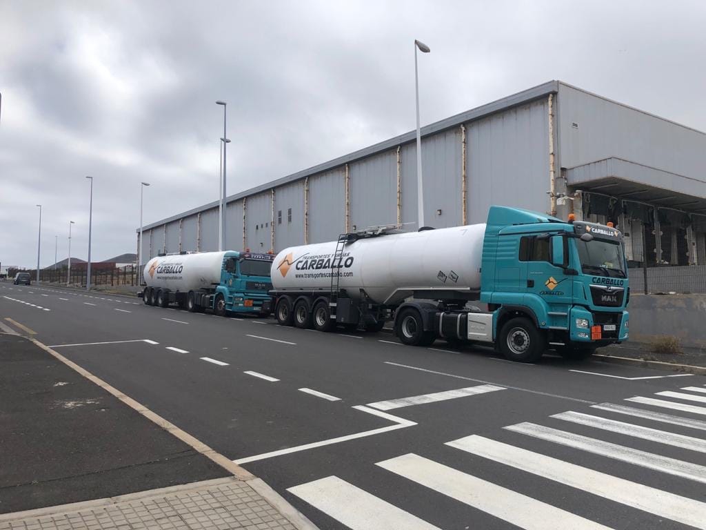 TRANSporte de mercancias peligrosas camión cuba con carga de mercancía peligrosa Grúas Carballo