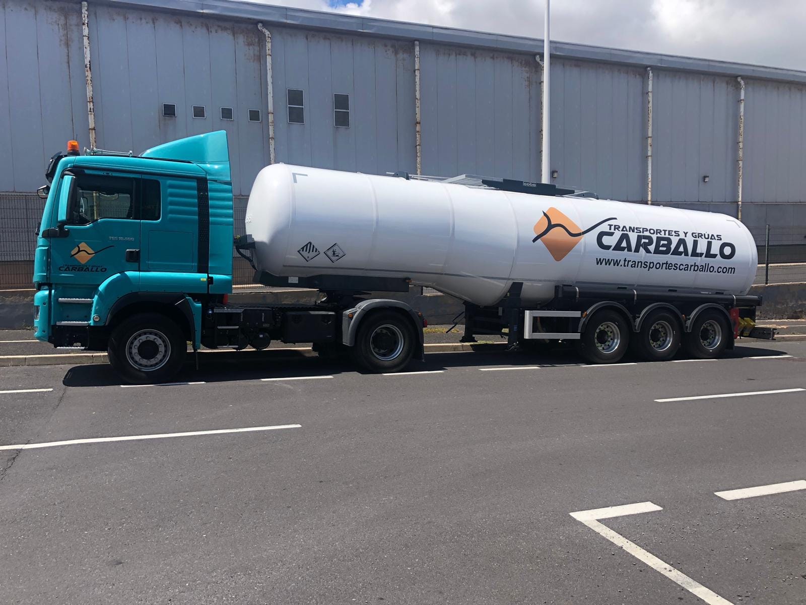 transporte de mercancías peligrosas 1 camión cuba con carga de mercancía peligrosa Grúas Carballo