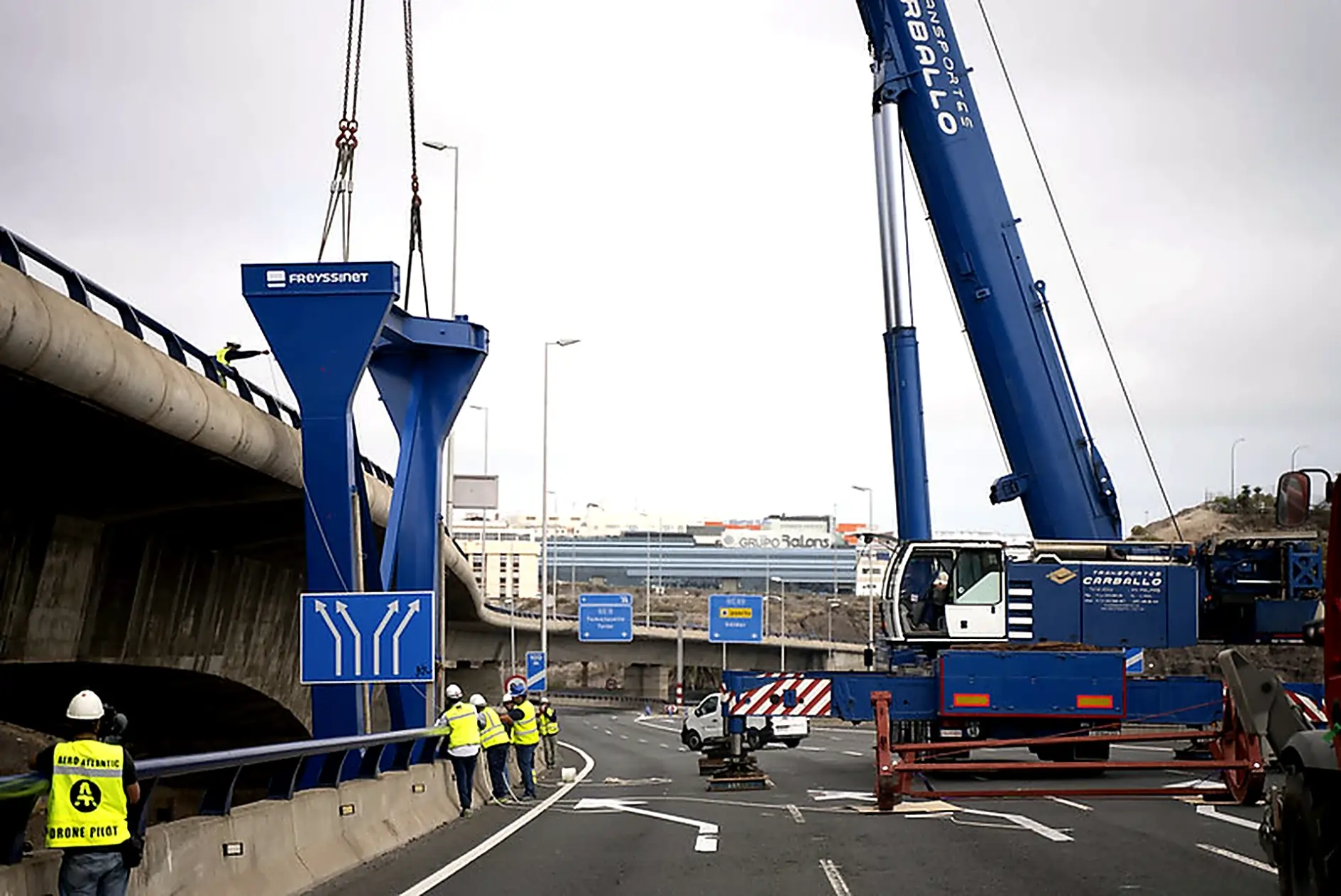 Izado del puntal del Viaducto del Guiniguada por Transportes y Grúas Carballo